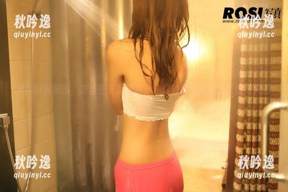 ROSI的原图，灰丝在光影中游走，这种朦胧的气息还挺迷人的。