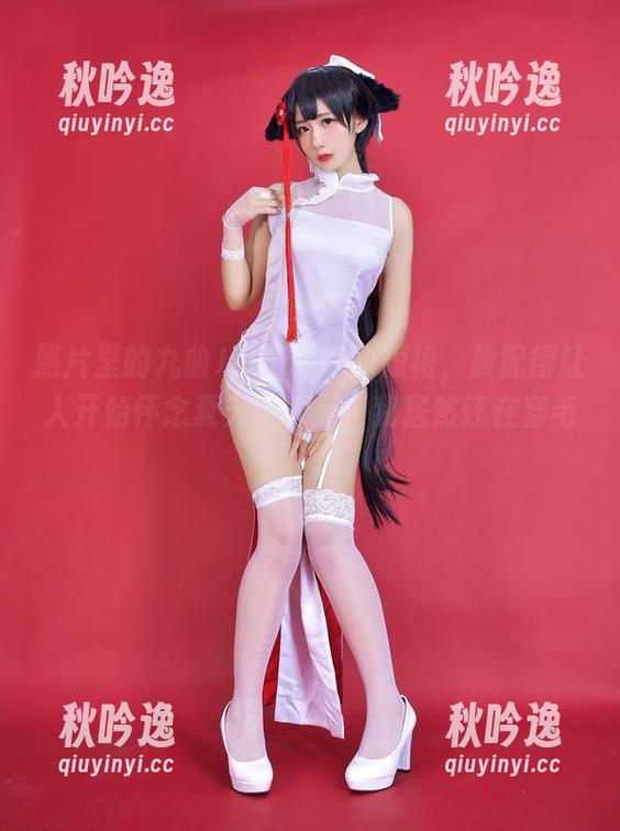 照片里的九曲Jean和她的短裙，般配得让人开始怀念夏天，可是…我居然还在穿毛衣。