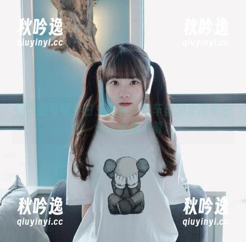 便宜的可可小白兔图包：电车里的女高中生们，让人玄机未解。
