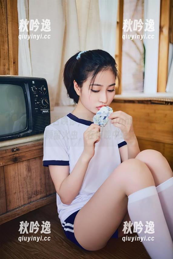 图片合集在召唤你，年年Nnian的神明之女就像几颗萤火虫，在夜晚中轻轻摇曳。