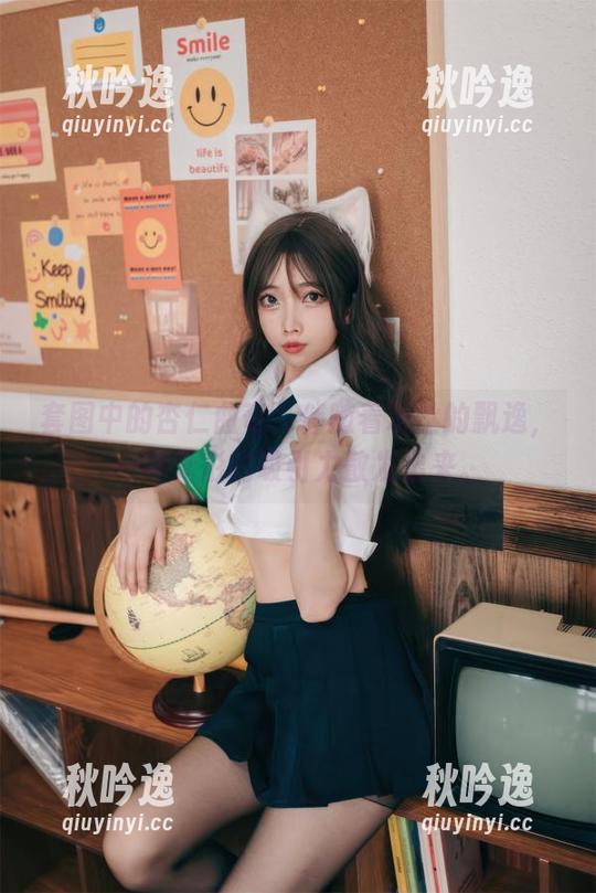 套图中的杏仁曲奇，伴随着灰丝的飘逸，一种无形的吸引力散发出来。