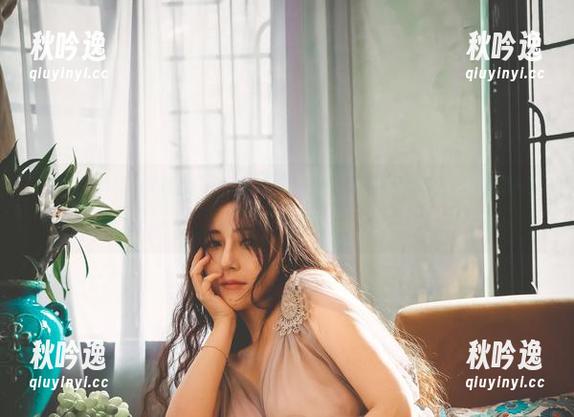 樱晚gigi 樱晚gigi短裤和我——图包里是又细又长的腿,羡慕得不要不要的。