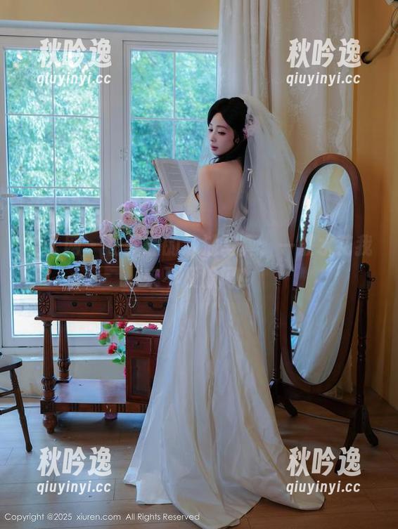 秀人网-初梦瑶 秀人网 - 初梦瑶的泳池写真,一波水花我来不及躲闪!
