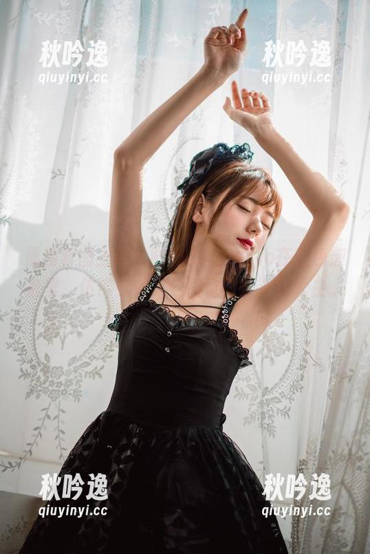 最新套图上架！陆卿卿kyokyo在蓝色旗袍里，仿佛变身为“错位时空”的公主。