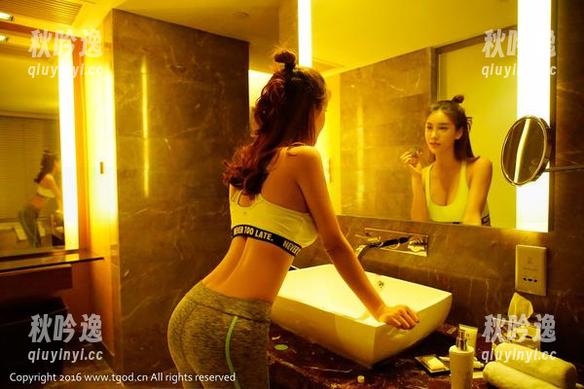 青豆客 - 王语纯的写真，不仅是丝袜，还是个另类时尚课本