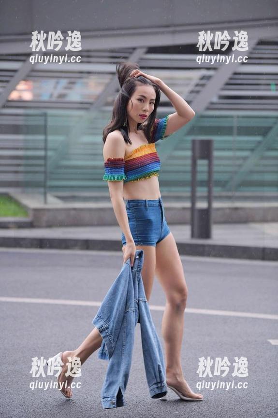魔镜街拍 - 老天，这白色吊带裙和黑丝美腿的组合，根本是婷婷在发货的美图特卖场吧！